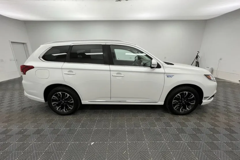 2018 Mitsubishi Outlander PHEV SEL photo 1