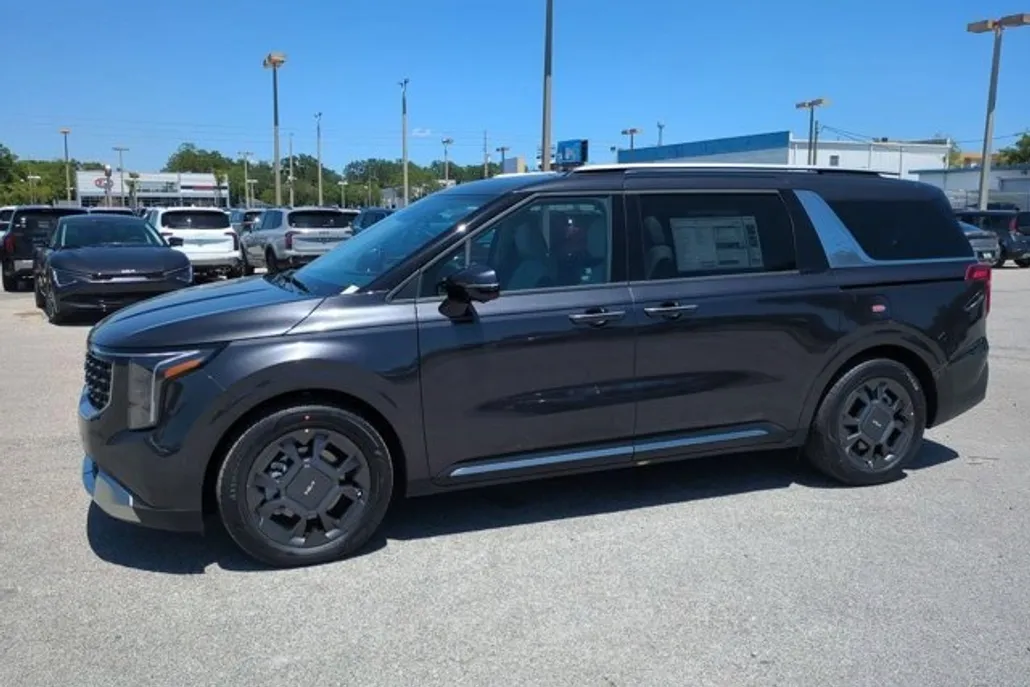 2025 Kia Carnival SX photo 1