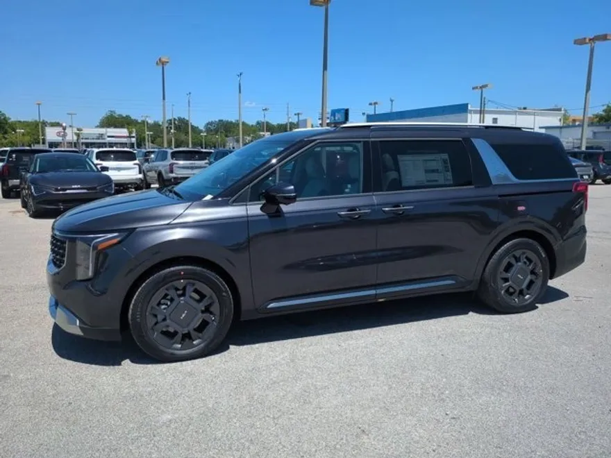 2025 Kia Carnival SX photo 1