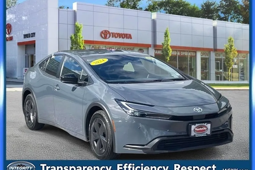 2024 Toyota Prius LE photo 1