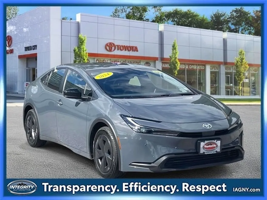 2024 Toyota Prius LE photo 1