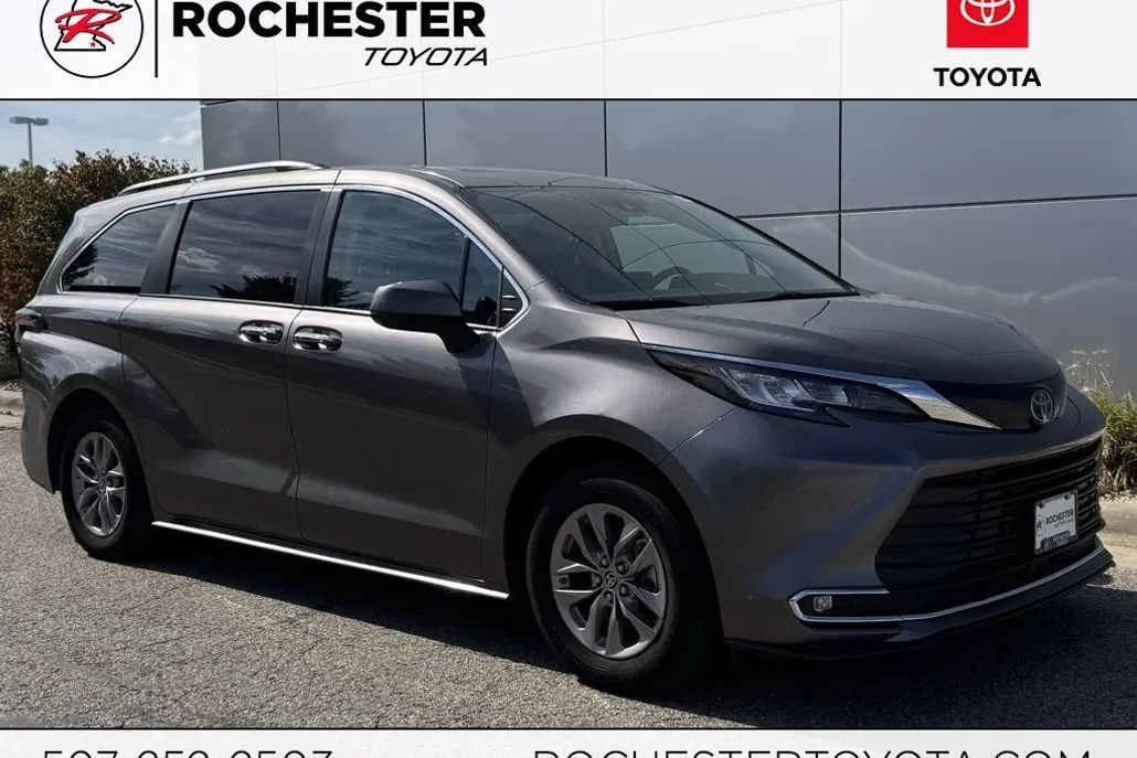 2022 Toyota Sienna XLE photo 1
