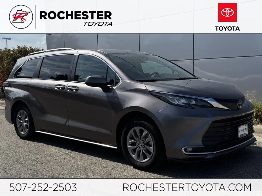 2022 Toyota Sienna XLE photo 1