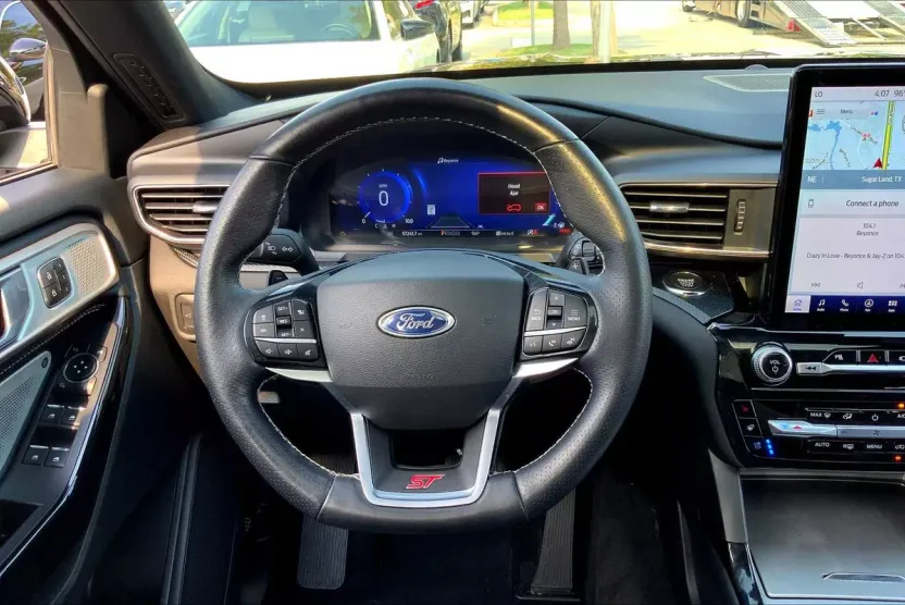 2022 Ford Explorer ST photo 1