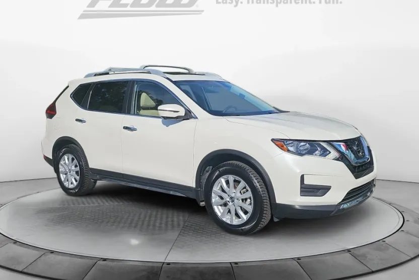 2018 Nissan Rogue SV photo 1