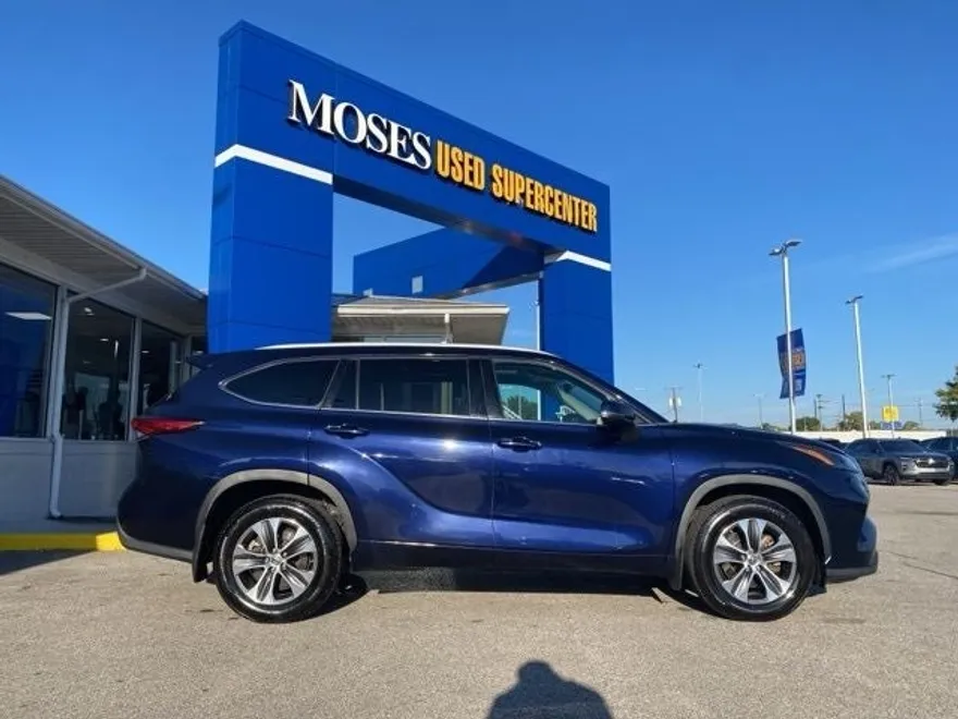 2022 Toyota Highlander XLE photo 1