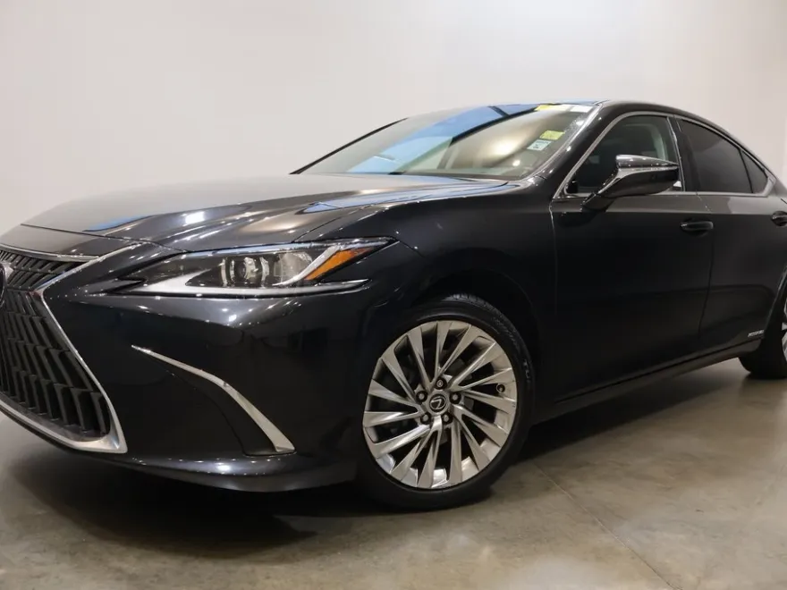 2022 Lexus ES 300h Luxury photo 3