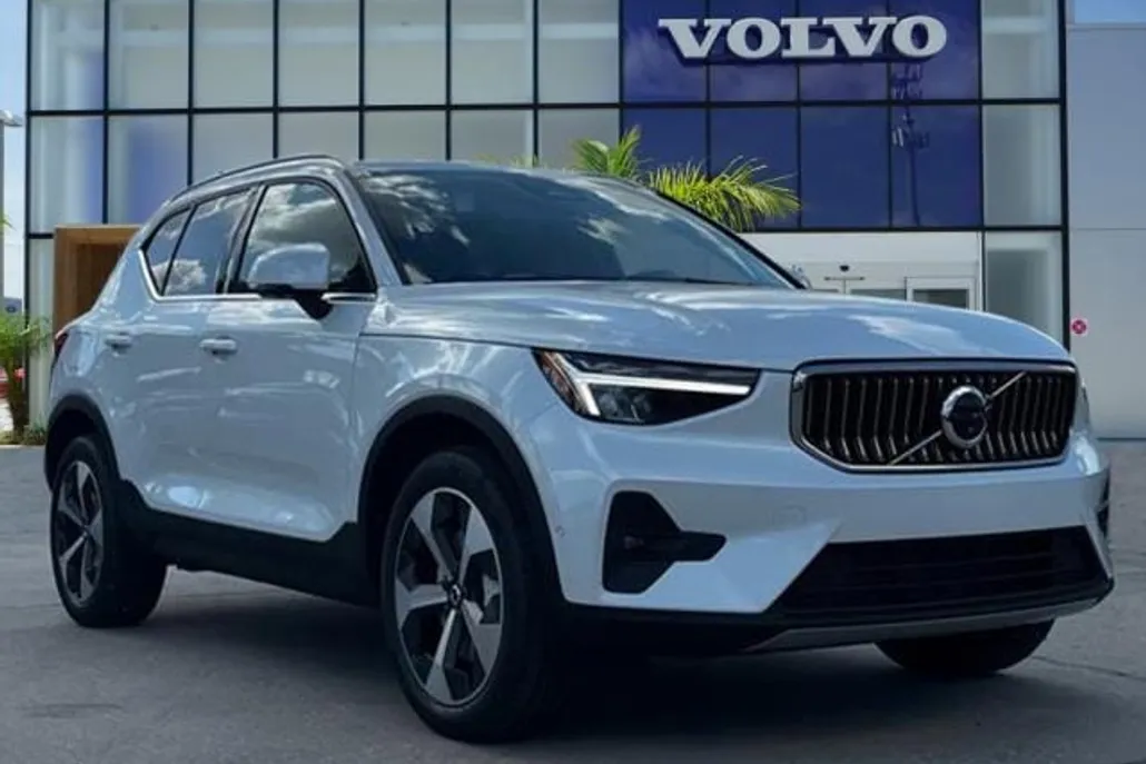 2025 Volvo XC40 Plus photo 1