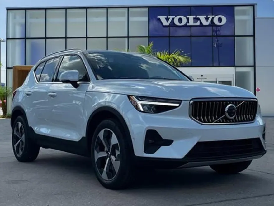 2025 Volvo XC40 Plus photo 1