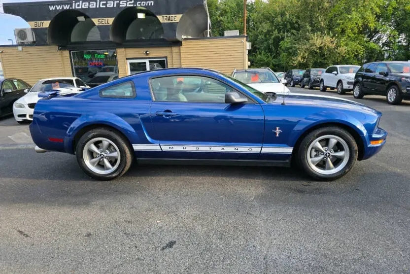 2006 Ford Mustang V6 photo 1