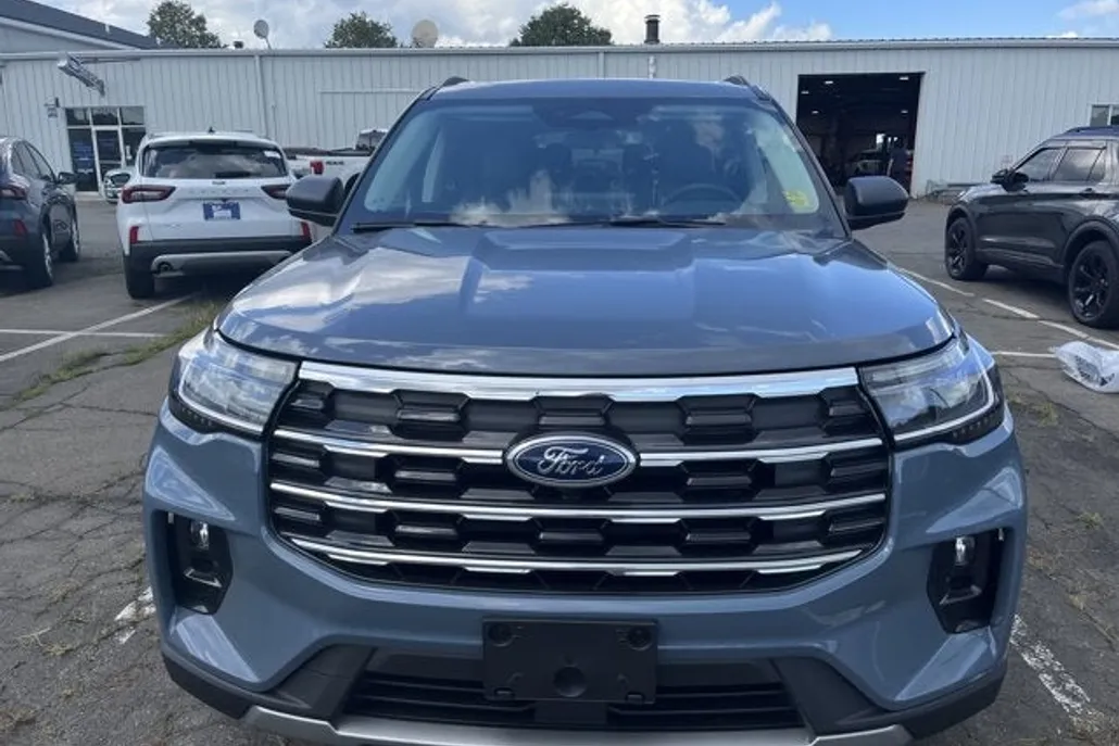 2025 Ford Explorer photo 1