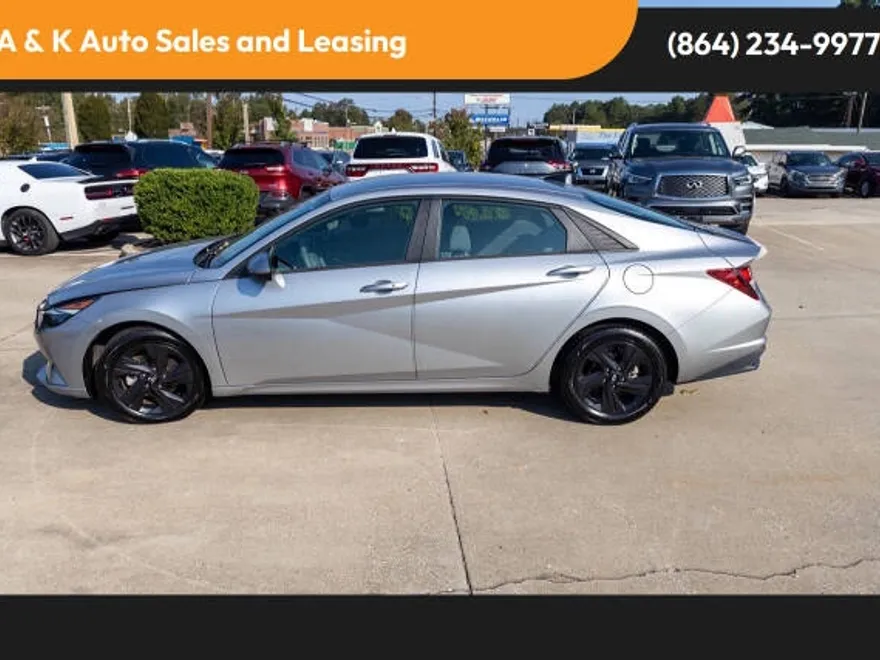 2021 Hyundai Elantra SEL photo 1
