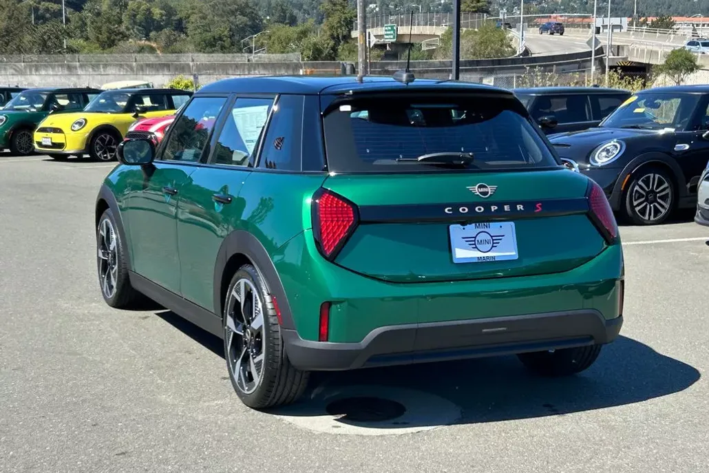 2025 Mini Cooper 4 Door Hardtop Iconic photo 1