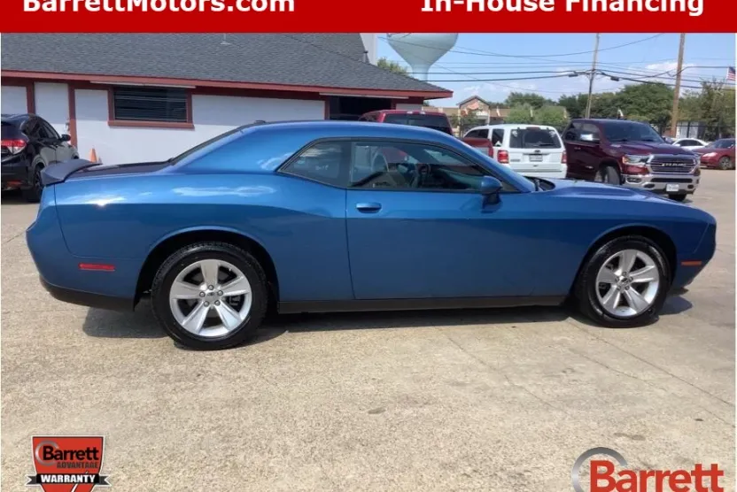 2023 Dodge Challenger SXT photo 1