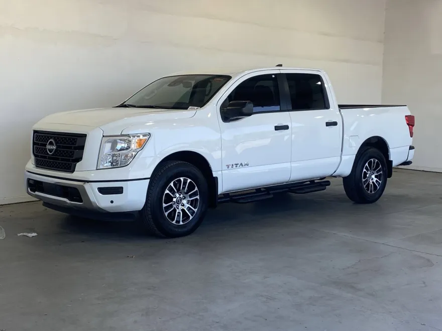 2024 Nissan Titan SV Crew Cab photo 1