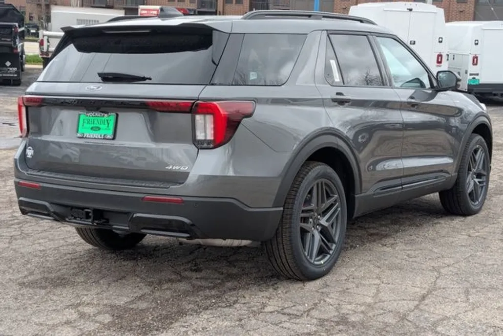 2025 Ford Explorer ST-Line photo 1