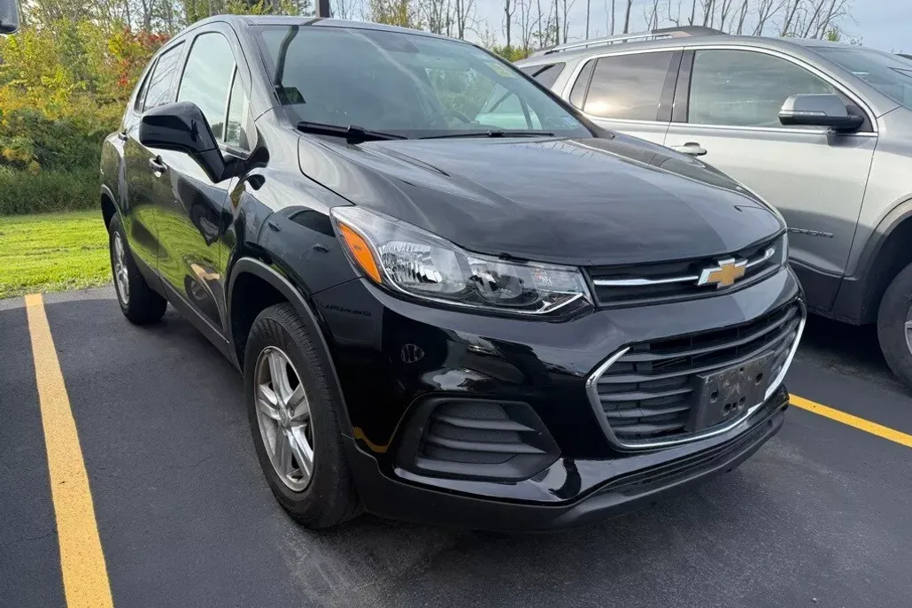 2022 Chevrolet Trax LS photo 1