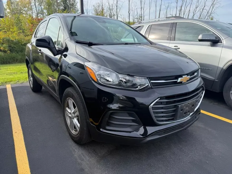 2022 Chevrolet Trax LS photo 1