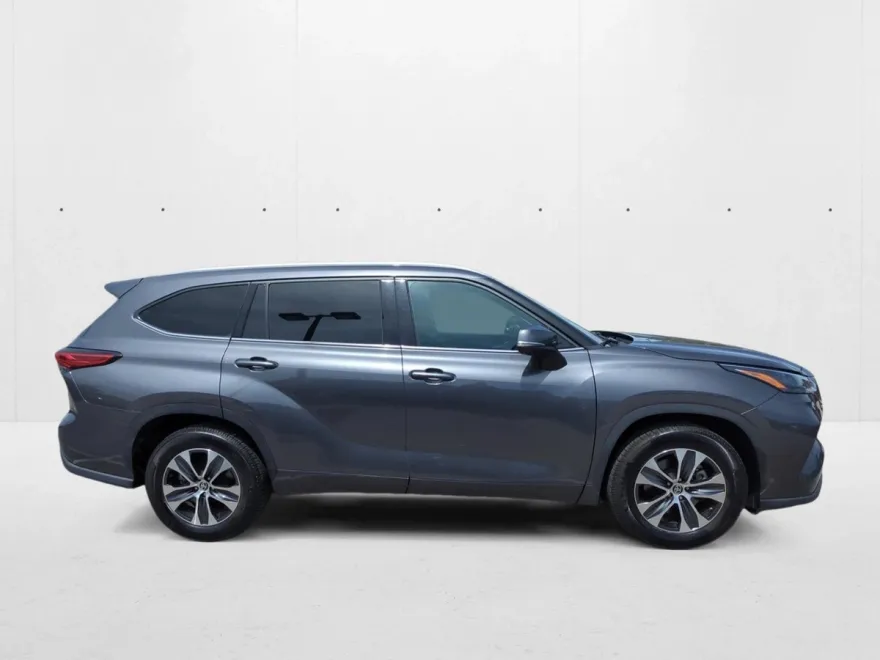 2022 Toyota Highlander XLE photo 1