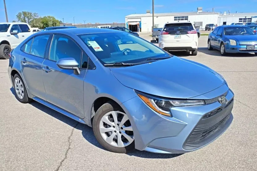 2022 Toyota Corolla LE photo 1