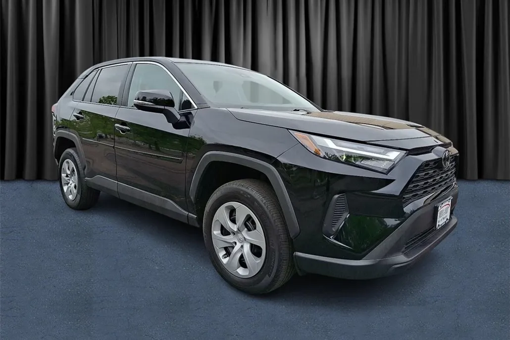2023 Toyota RAV4 LE photo 1