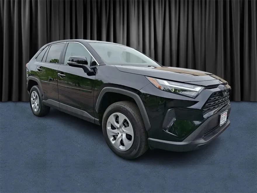 2023 Toyota RAV4 LE photo 1