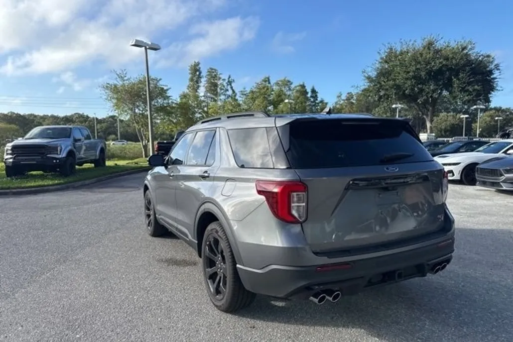 2023 Ford Explorer ST photo 1