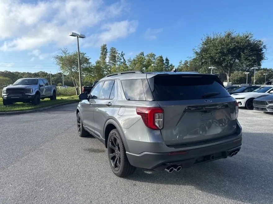 2023 Ford Explorer ST photo 1