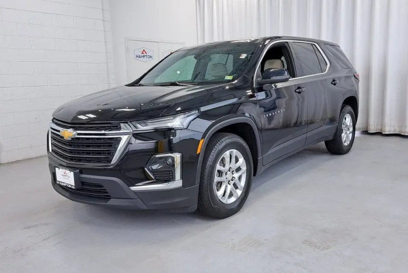 2023 Chevrolet Traverse LS photo 1