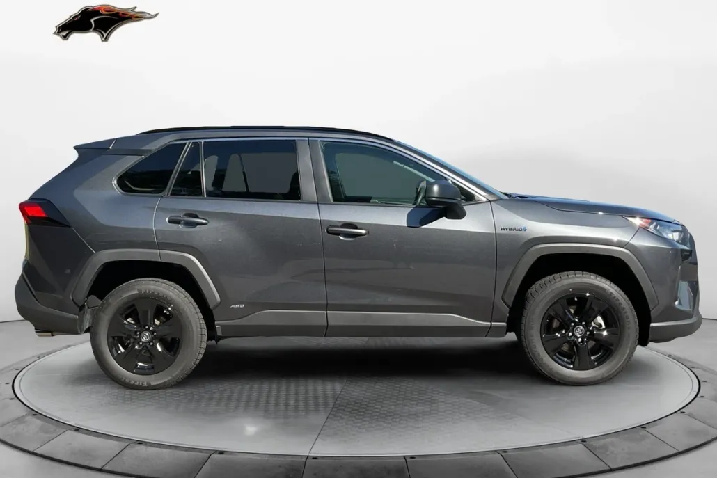 2020 Toyota RAV4 LE photo 1