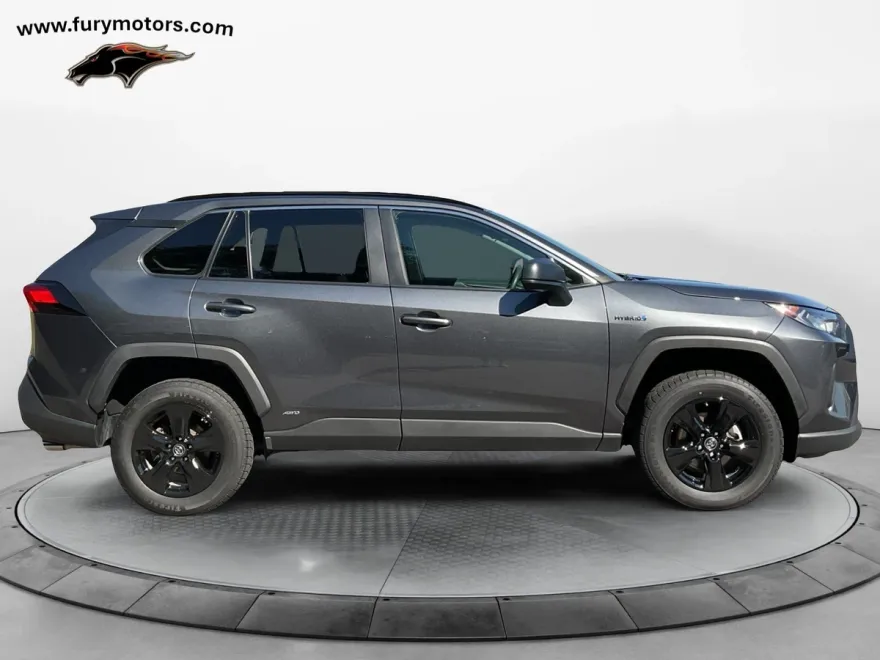 2020 Toyota RAV4 LE photo 1