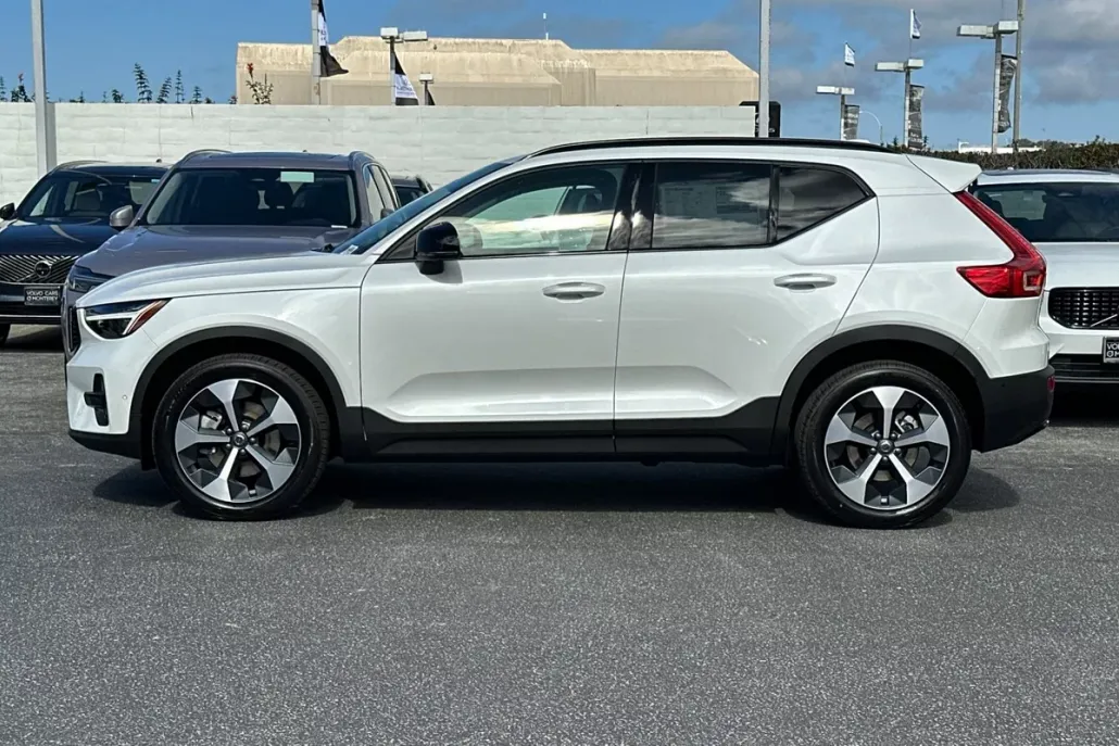 2026 Volvo XC40 Plus photo 1