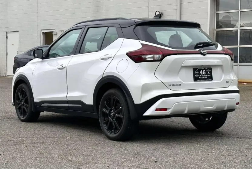 2023 Nissan Kicks SR photo 1