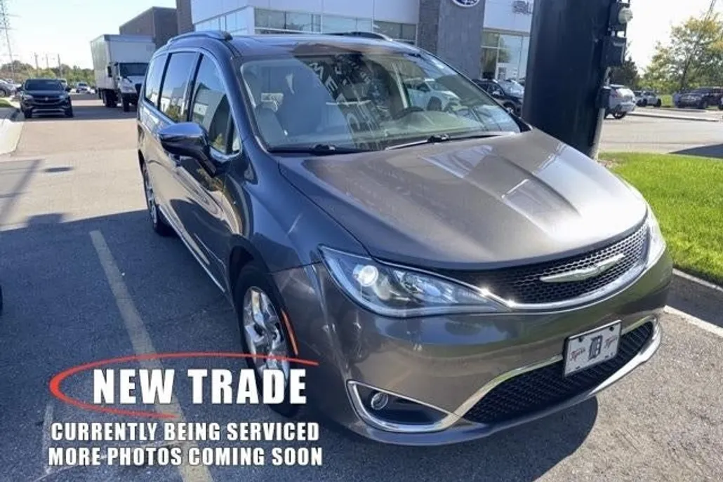 2018 Chrysler Pacifica Limited photo 1