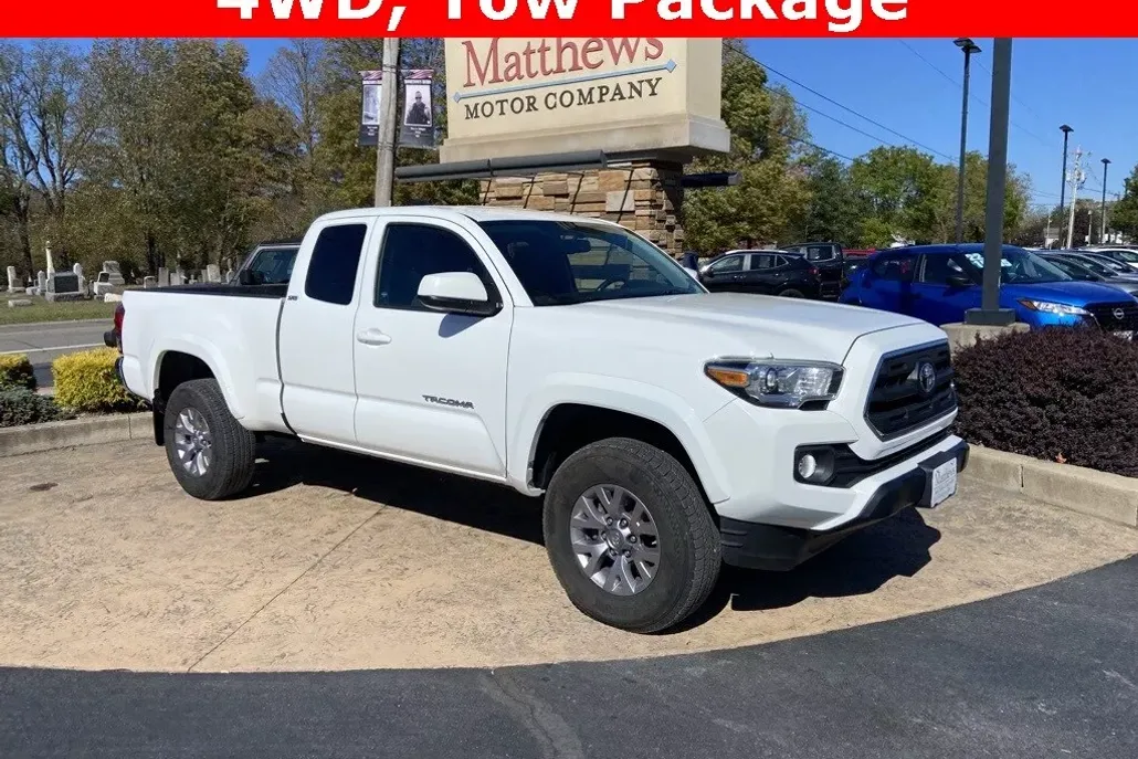 2017 Toyota Tacoma SR5 photo 1