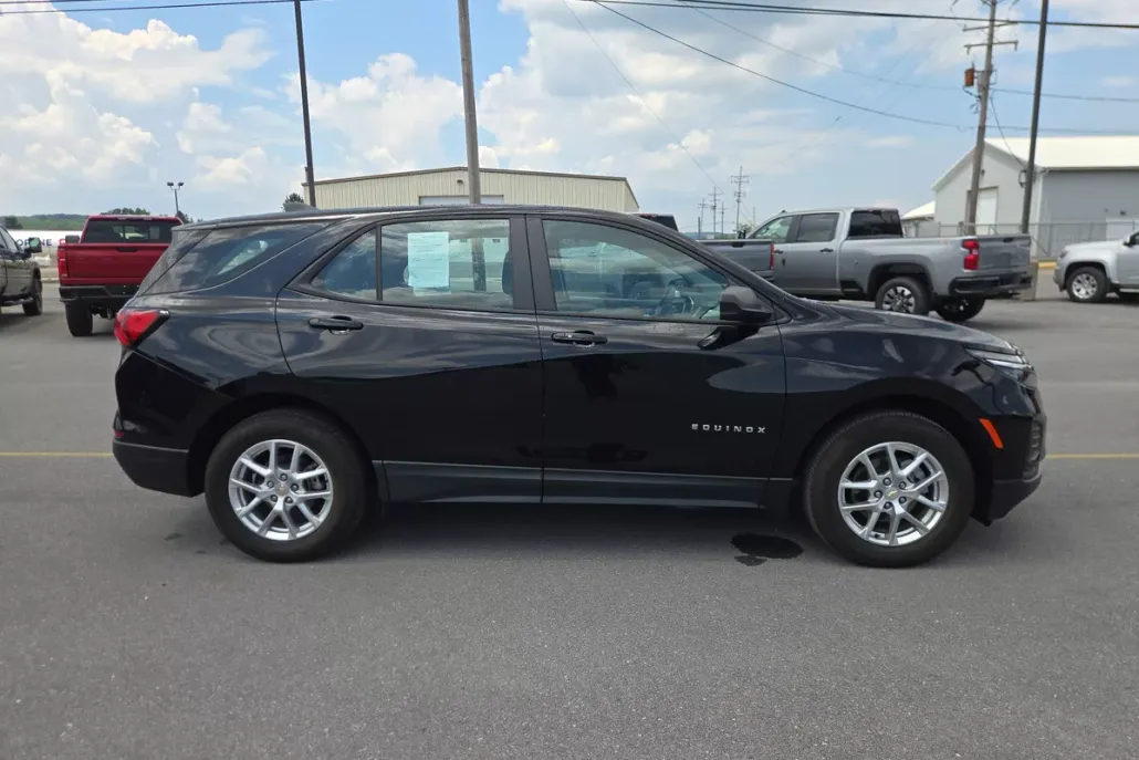 2022 Chevrolet Equinox LS photo 1