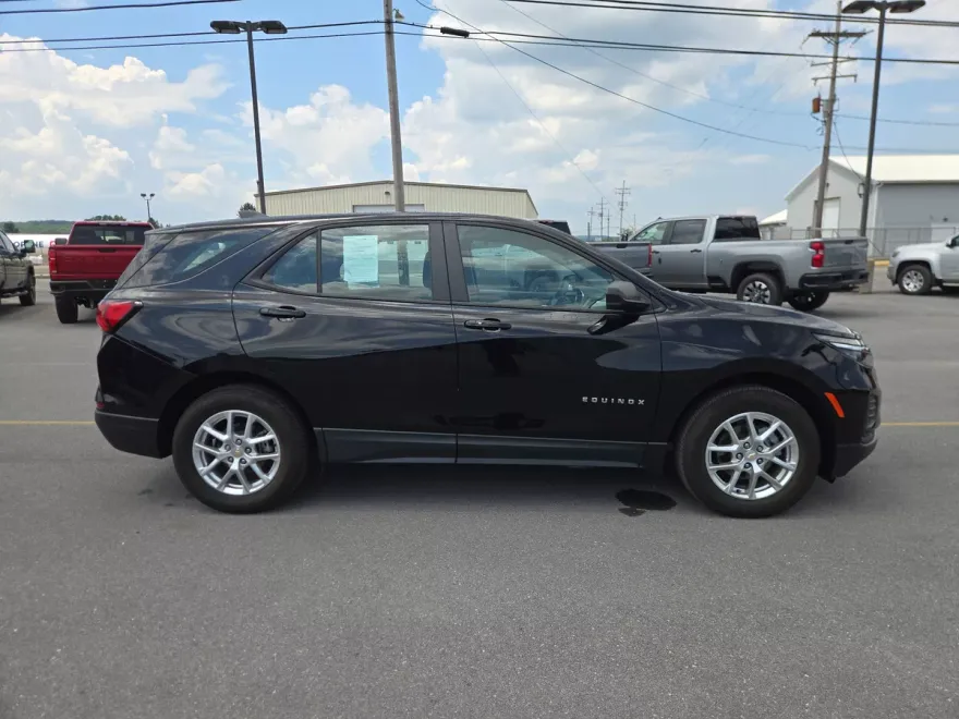 2022 Chevrolet Equinox LS photo 1