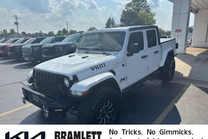 2021 Jeep Gladiator Willys Sport photo 1