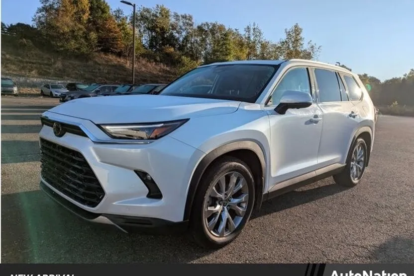 2024 Toyota Highlander Hybrid Limited photo 1