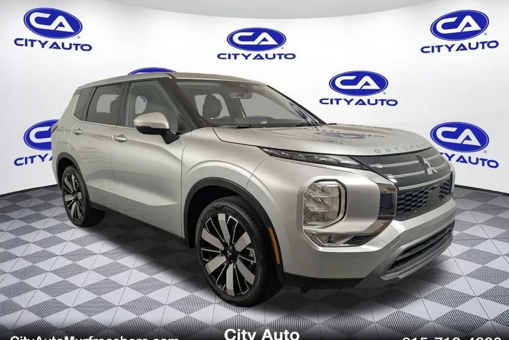 2025 Mitsubishi Outlander SE photo 1