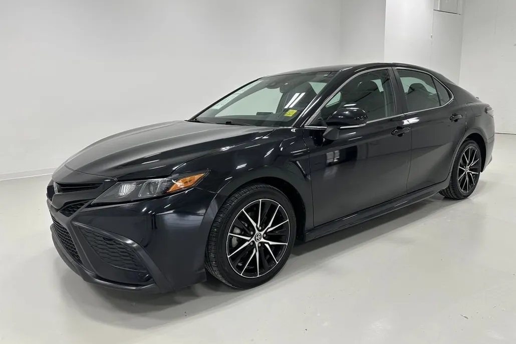 2023 Toyota Camry SE photo 1