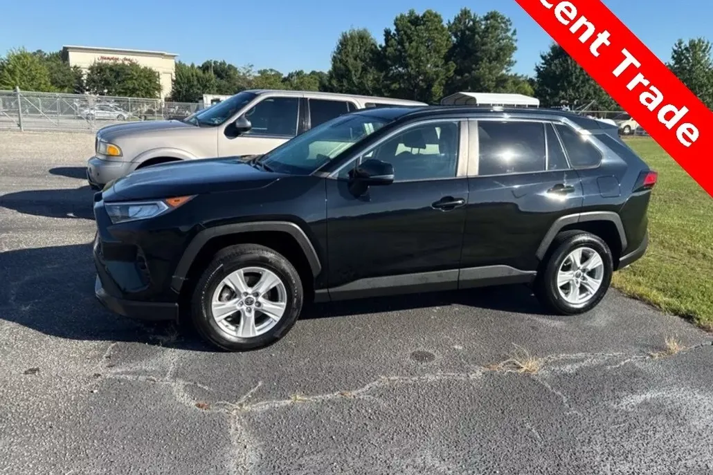 2021 Toyota RAV4 XLE photo 1
