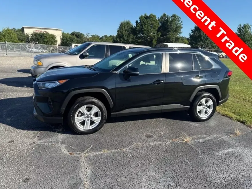 2021 Toyota RAV4 XLE photo 1