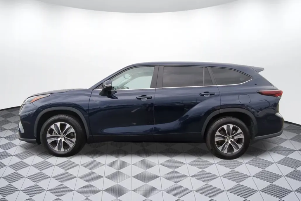 2024 Toyota Highlander XLE photo 1