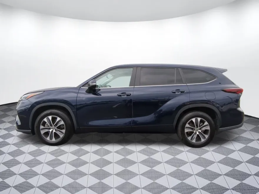 2024 Toyota Highlander XLE photo 1