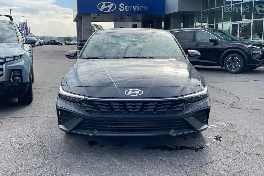 2025 Hyundai Elantra SEL Sport photo 1