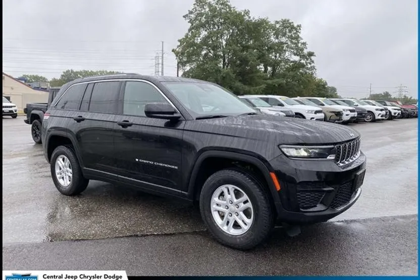 2023 Jeep Grand Cherokee Laredo Altitude photo 1