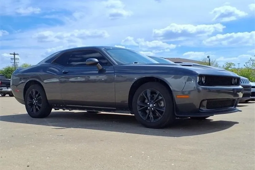 2021 Dodge Challenger SXT photo 1