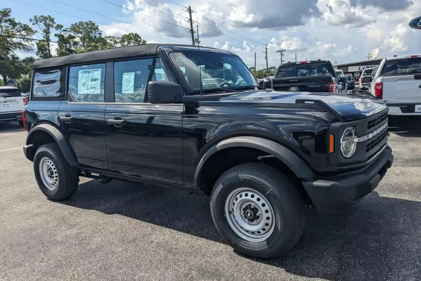 2025 Ford Bronco Base photo 1