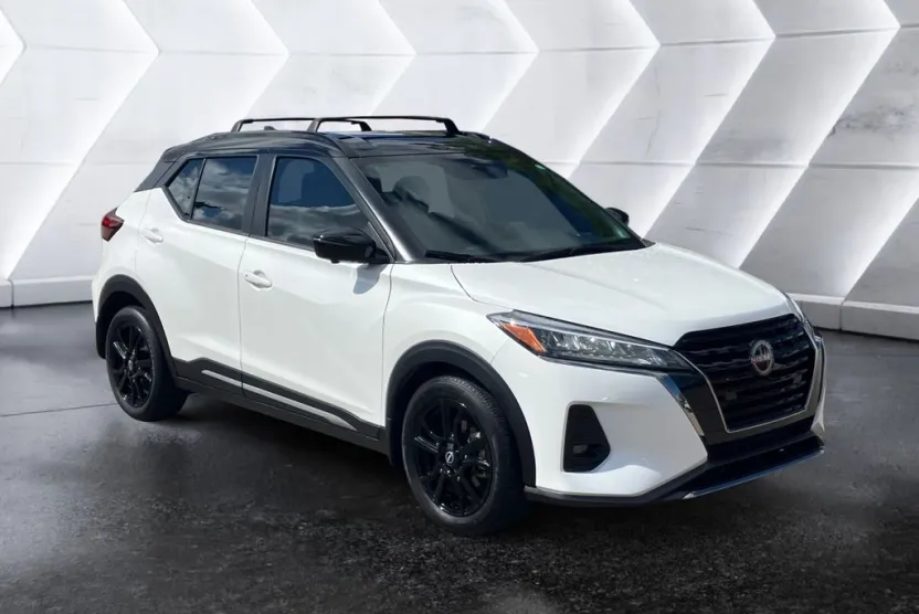 2023 Nissan Kicks SR photo 1